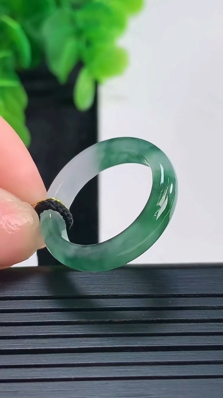 天然A货翡翠飘花指环戒指尺寸18.7-5-2.9重量:3.16g2026年4月16日
工厂直销收藏佳品,种好水足，色泽均匀，有种有色，上手高大气！