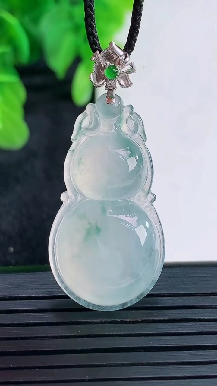 天然A货翡翠种飘花福豆吊坠尺寸39.9-18.2-5.8重量:5.54g
4月16日