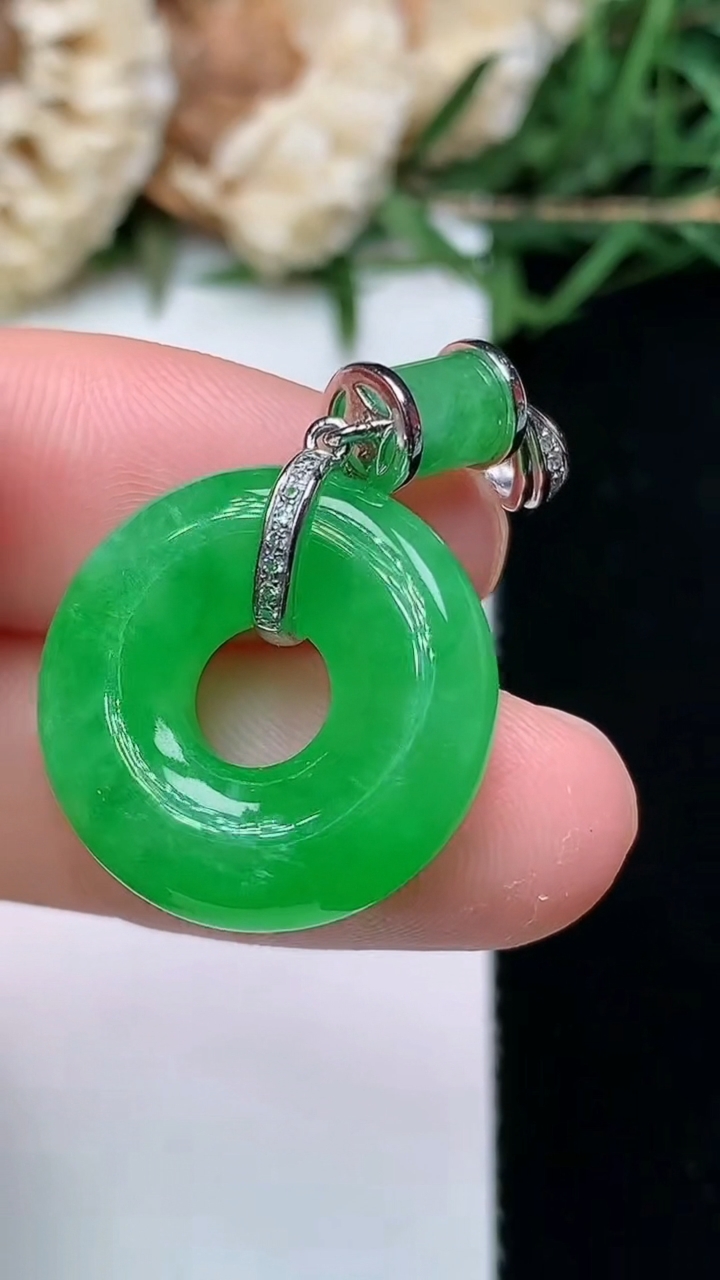 天然A货翡翠平安环吊坠，尺寸19-5.9，重量:5.67g
4月16日