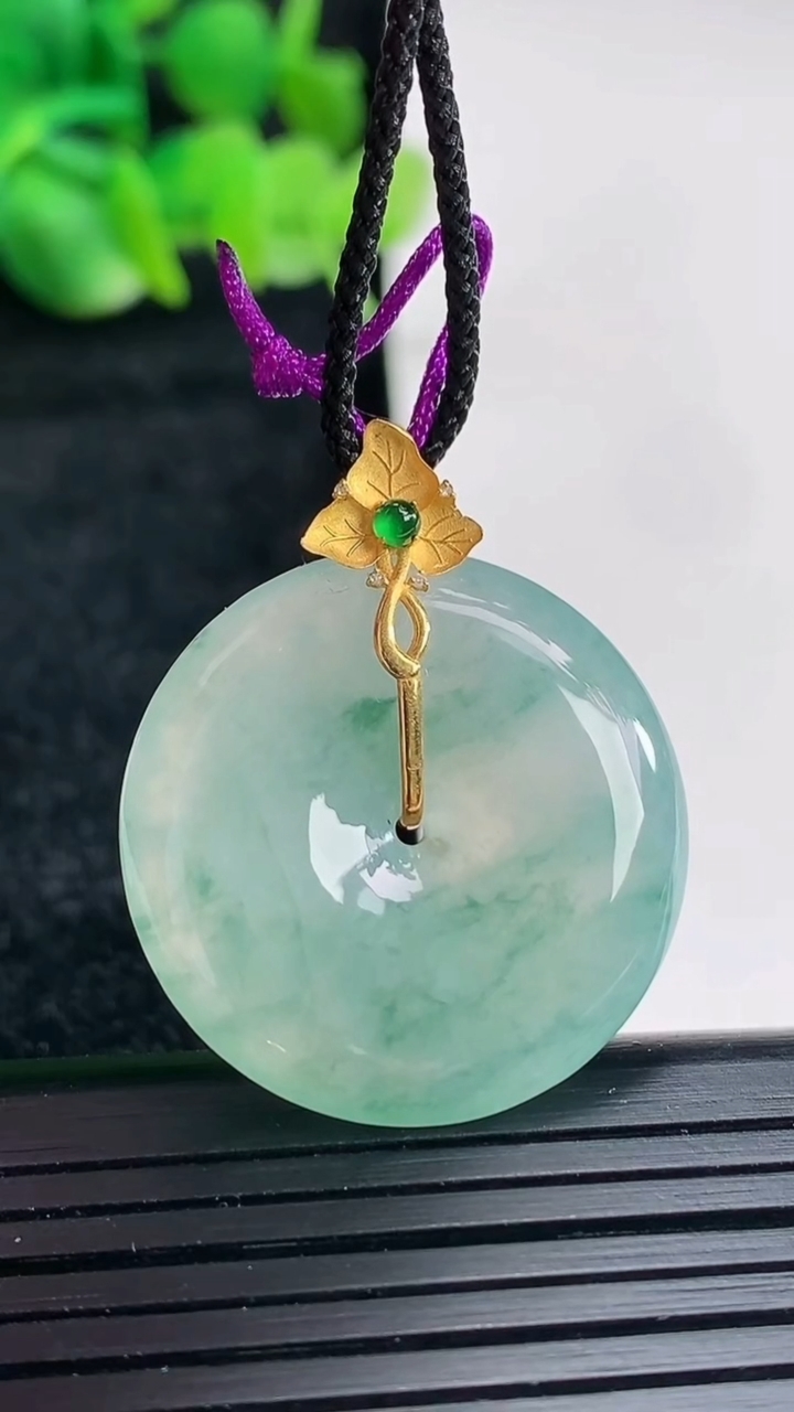 天然A货翡翠种飘花平安扣吊坠尺寸27-5重量:7.81g
4月16日