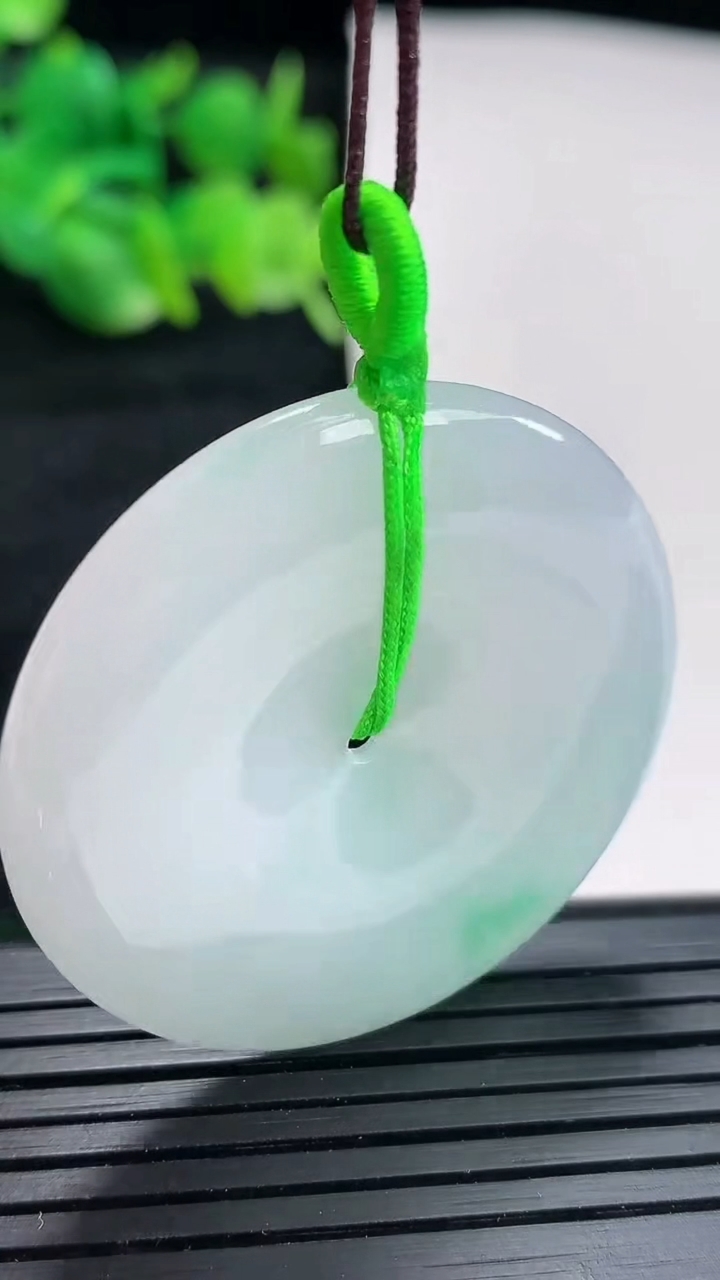 天然A货翡翠平安扣吊坠尺寸38-5.5重量:17.61g
4月16日