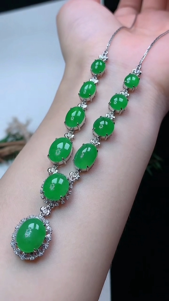 天然A货翡翠蛋面项链，尺寸10.8-8.5，重量:12.00g4月16日
工厂直销收藏佳品,种好水足，色泽均匀，有种有色，上手高大气！