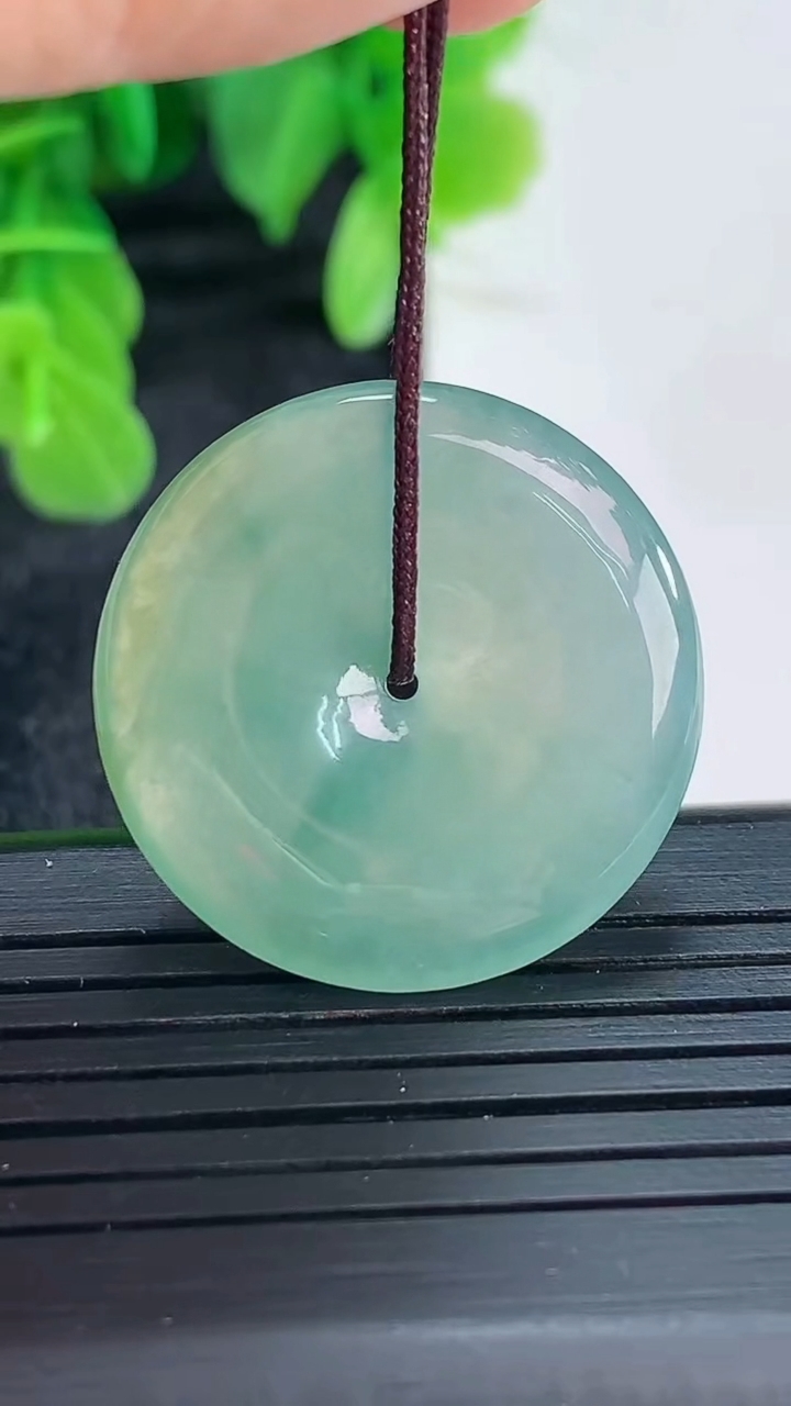 天然A货翡翠飘花平安扣吊坠尺寸25.7-4.1重量:6.32g
4月16日