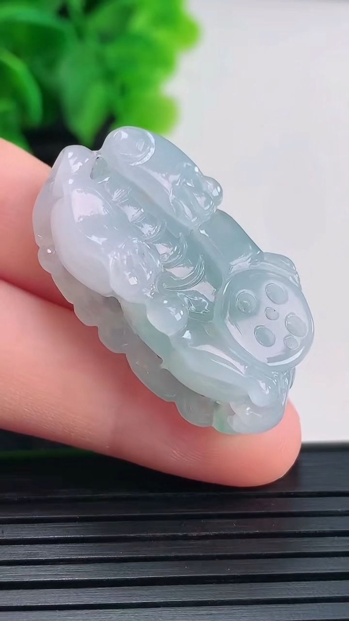 天然A货翡翠飘花貔貅吊坠尺寸35-15.9-12重量:15.16g
4月16日