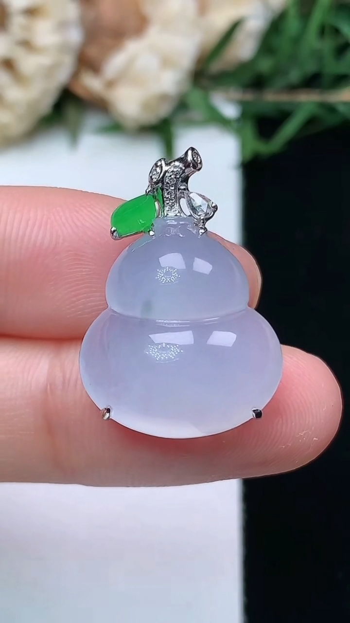 天然A货翡翠飘花葫芦吊坠，尺寸17.7-16.3-8.9，重量:4.00g
4月16日