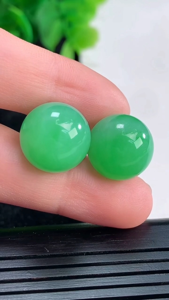 天然A货翡翠圆珠镶嵌件一对尺寸13.2重量:10.70g
4月16日