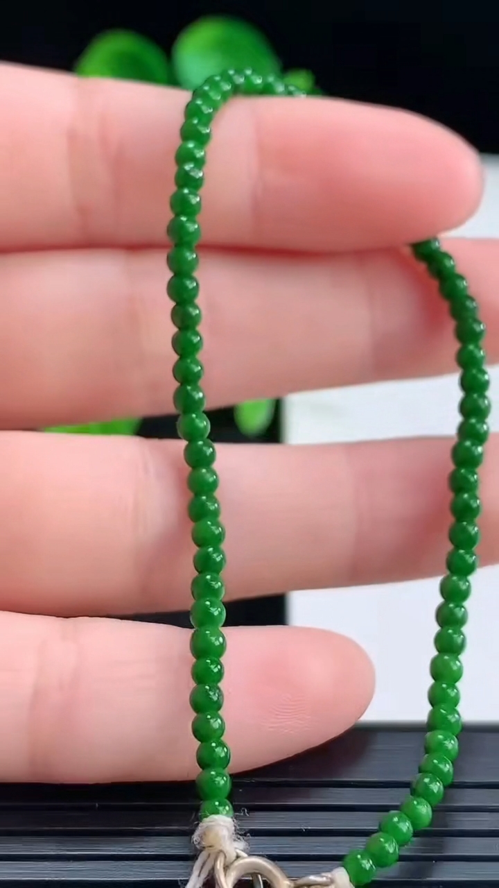 天然A货翡翠小米珠手串尺寸2.6重量:2.57g4月16日
工厂直销收藏佳品,种好水足，色泽均匀，有种有色，上手高大气！