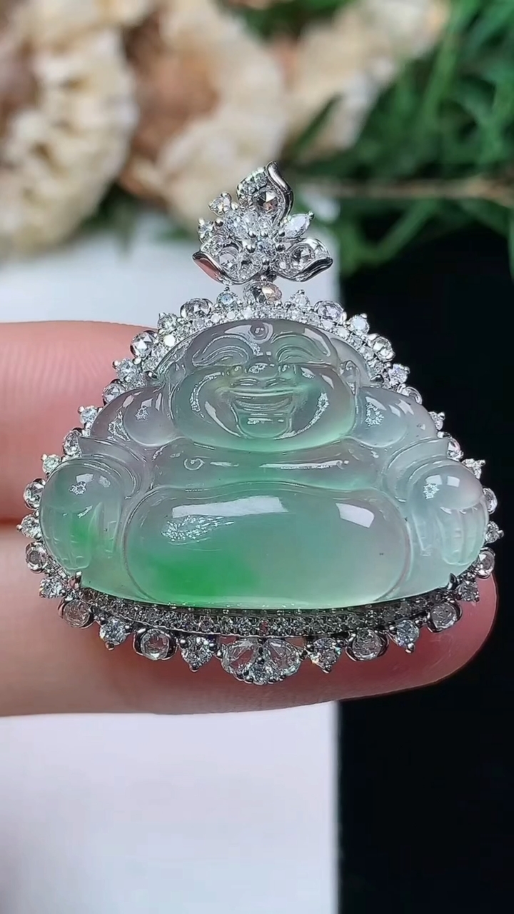 天然A货翡翠佛公吊坠，尺寸32-29-9.5，裸石17.3-26，重量:6.69g
4月16日