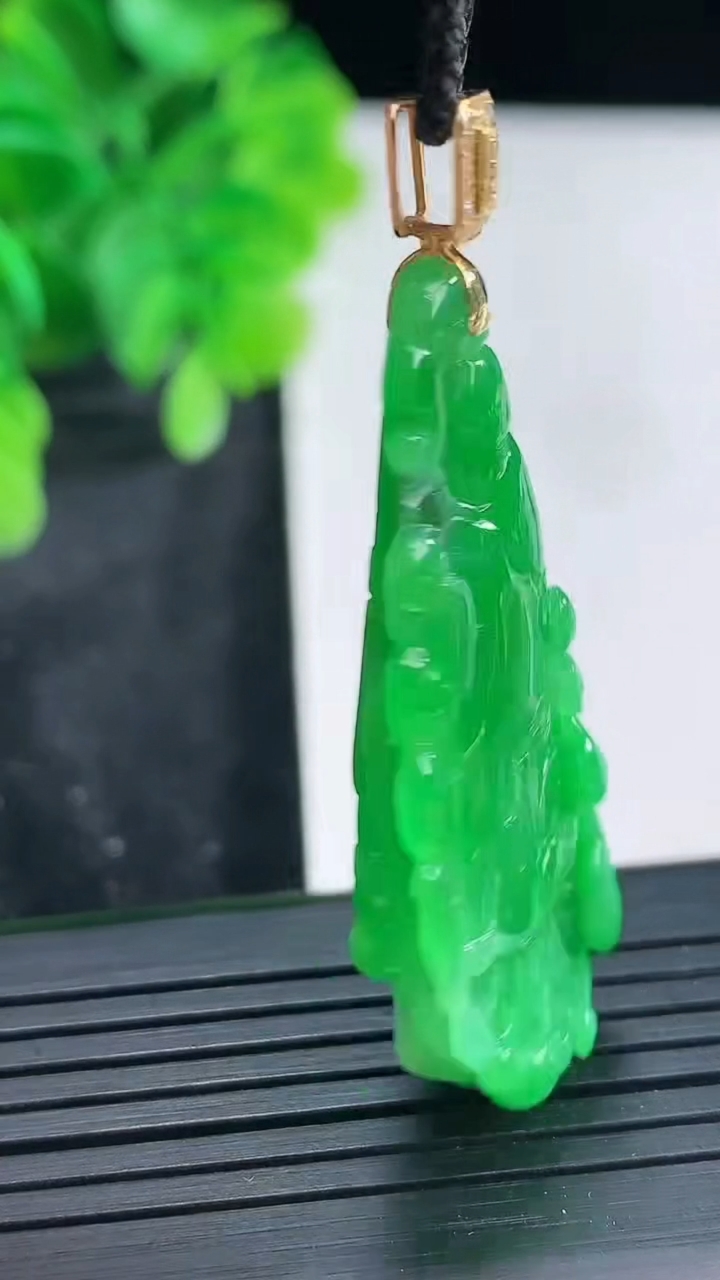 天然A货翡翠白菜吊坠尺寸48.9-17.3-8.9重量:11.03g
4月16日