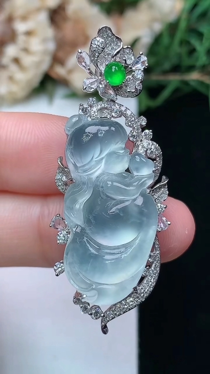 天然A货翡翠白冰花仙子吊坠，尺寸46.2-18.6-8.5，裸石28.3-13.8，重量:11.33