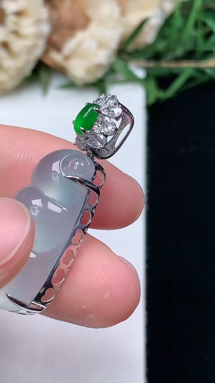 天然A货翡翠白冰福豆吊坠，尺寸23-12.2-9.4，重量:5.00g
4月16日