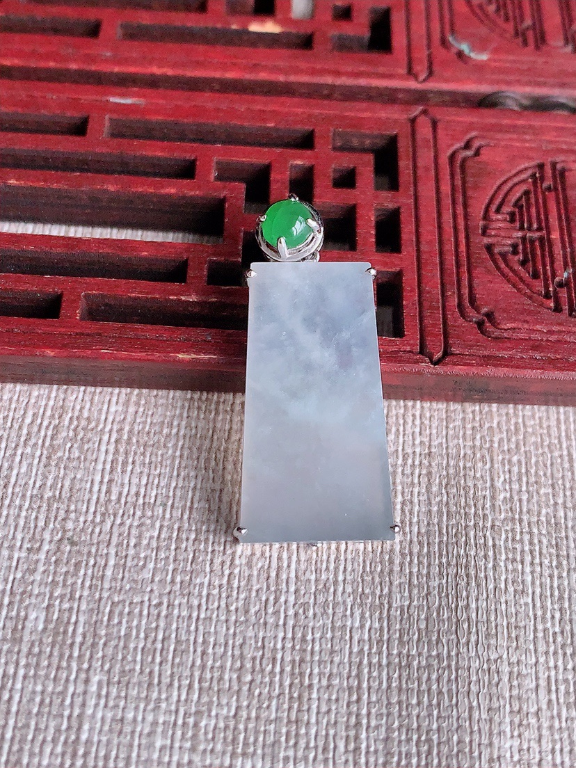 天然A货翡翠18K金扣头白冰白月光无事牌吊坠  
尺寸32.5-24.8-13-3.8mm 重量4.23g 0415