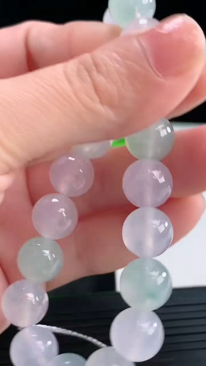 天然A货翡翠圆珠手串尺寸9.7-19颗重量:33.08g4月16日
工厂直销收藏佳品,种好水足，色泽均匀，有种有色，上手高大气！