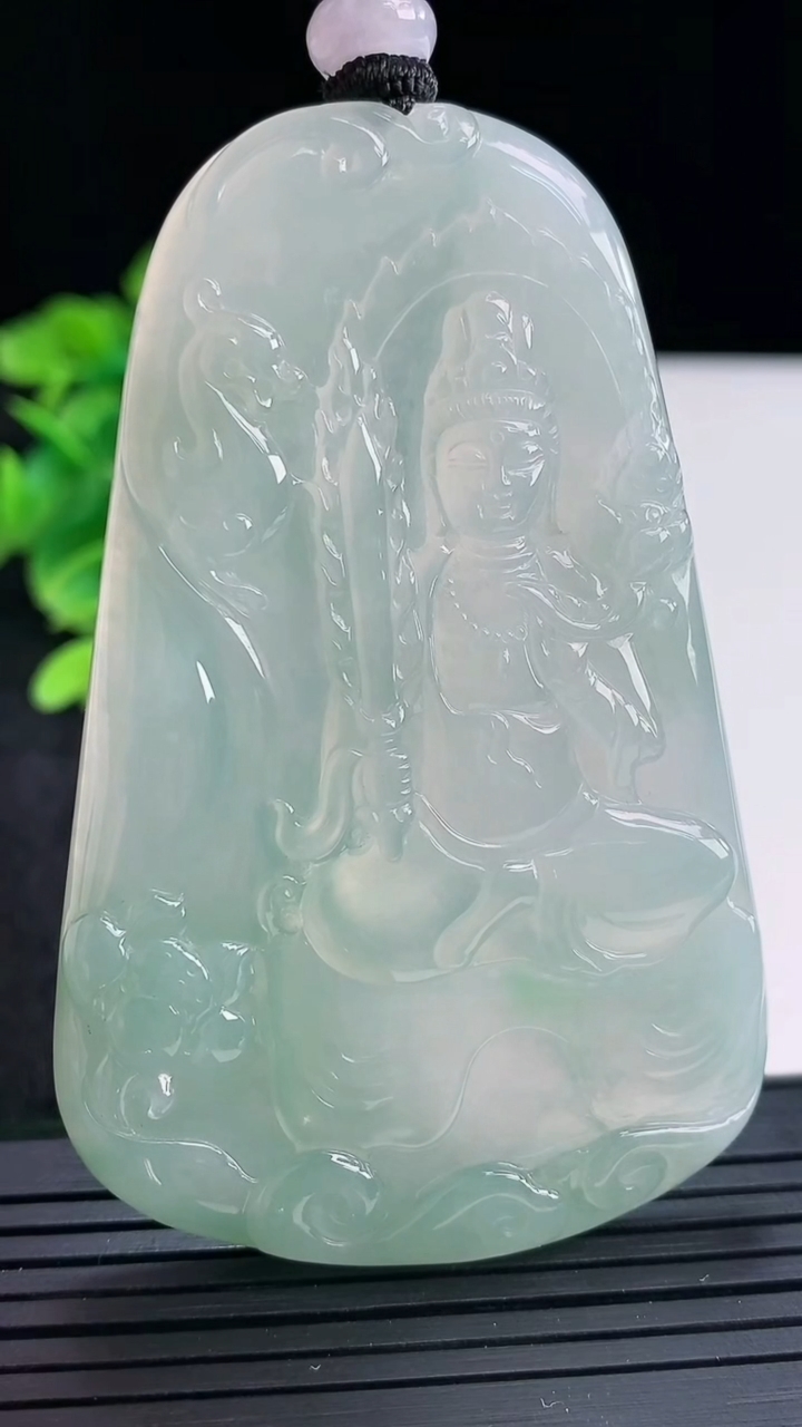 天然A货翡翠虚空藏菩萨吊坠尺寸72.5-46.1-5.9重量:48.97g
4月16日