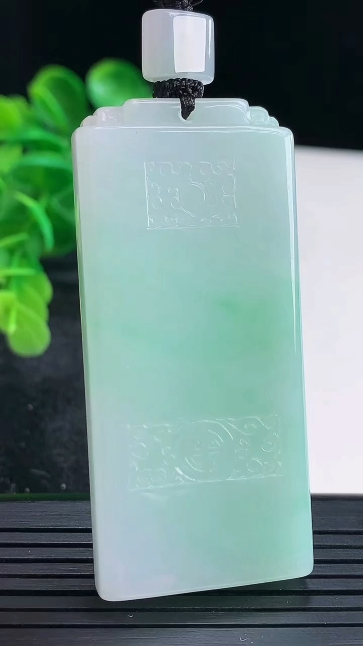 天然A货翡翠仿古无事牌吊坠尺寸61.5-28.1-8重量:49.35g
4月16日