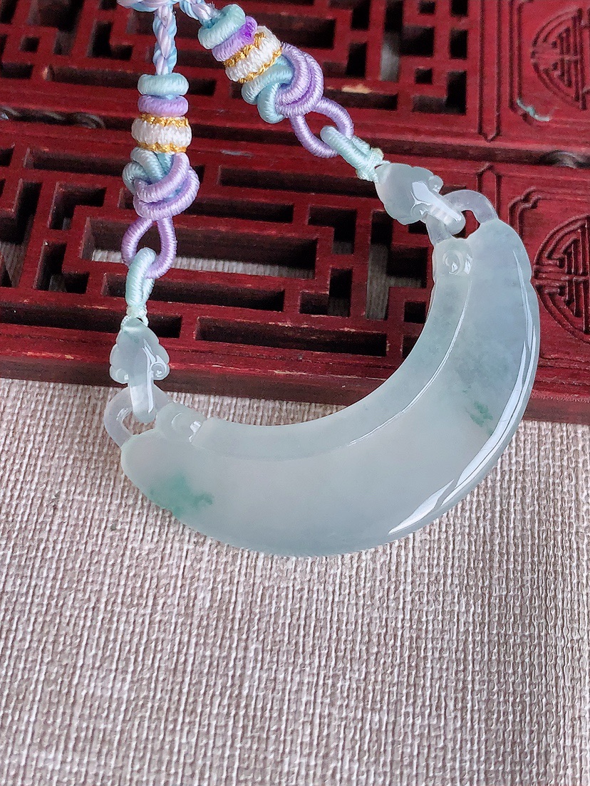 天然A货翡翠飘花玉衡吊坠 
尺寸50.8-14.8-5.6mm 重量17.96g 0415