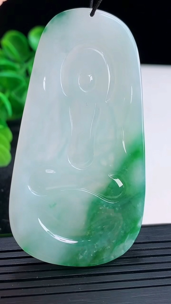 天然A货翡翠御龙大势至菩萨吊坠尺寸71-37.7-4.9重量:32.02g
4月16日