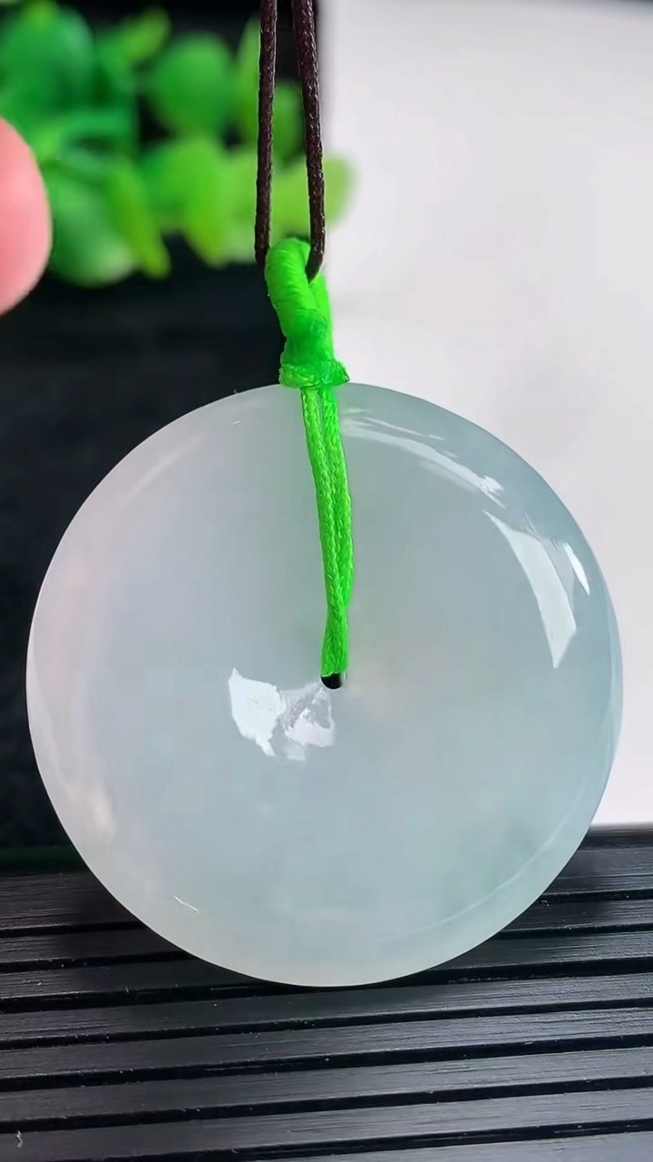 天然A货翡翠平安扣吊坠尺寸35-5.8重量:15.65g
4月16日