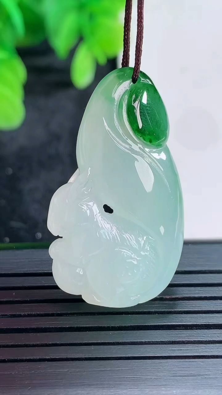 天然A货翡翠松鼠吊坠尺寸34.1-19.5-10.2重量:10.41g
4月16日