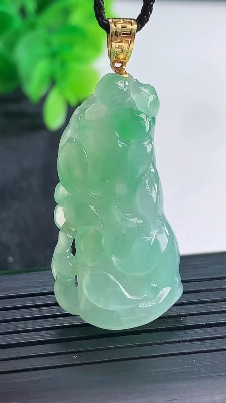 天然A货翡翠节节高升 竹节吊坠尺寸35.6-18.9-7.1重量:8.72g
4月16日