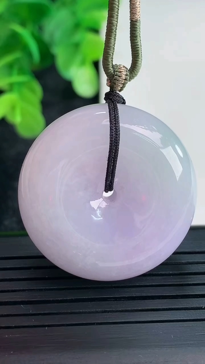 天然A货翡翠紫罗兰平安扣吊坠尺寸31.7-12.8重量:29.18g
4月16日