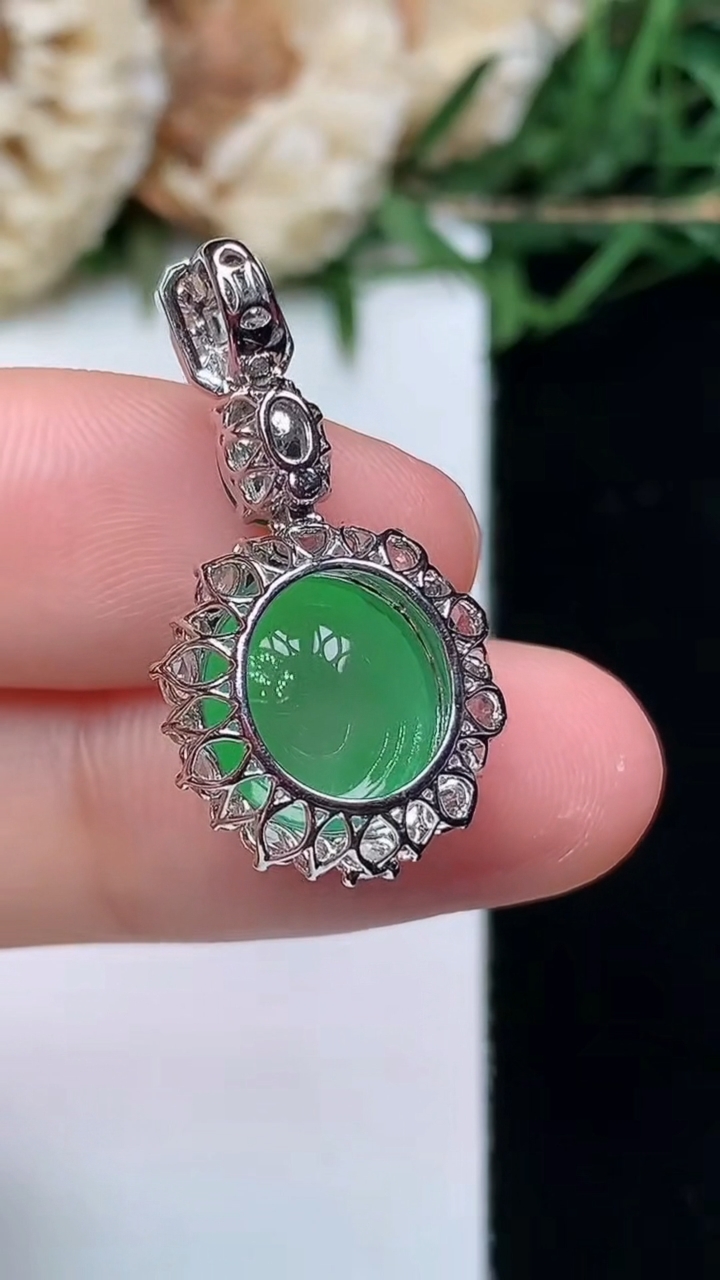 天然A货翡翠蛋面吊坠，尺寸26.5-13.9-10.2，裸石10.8-10，重量:2.85g
4月16日