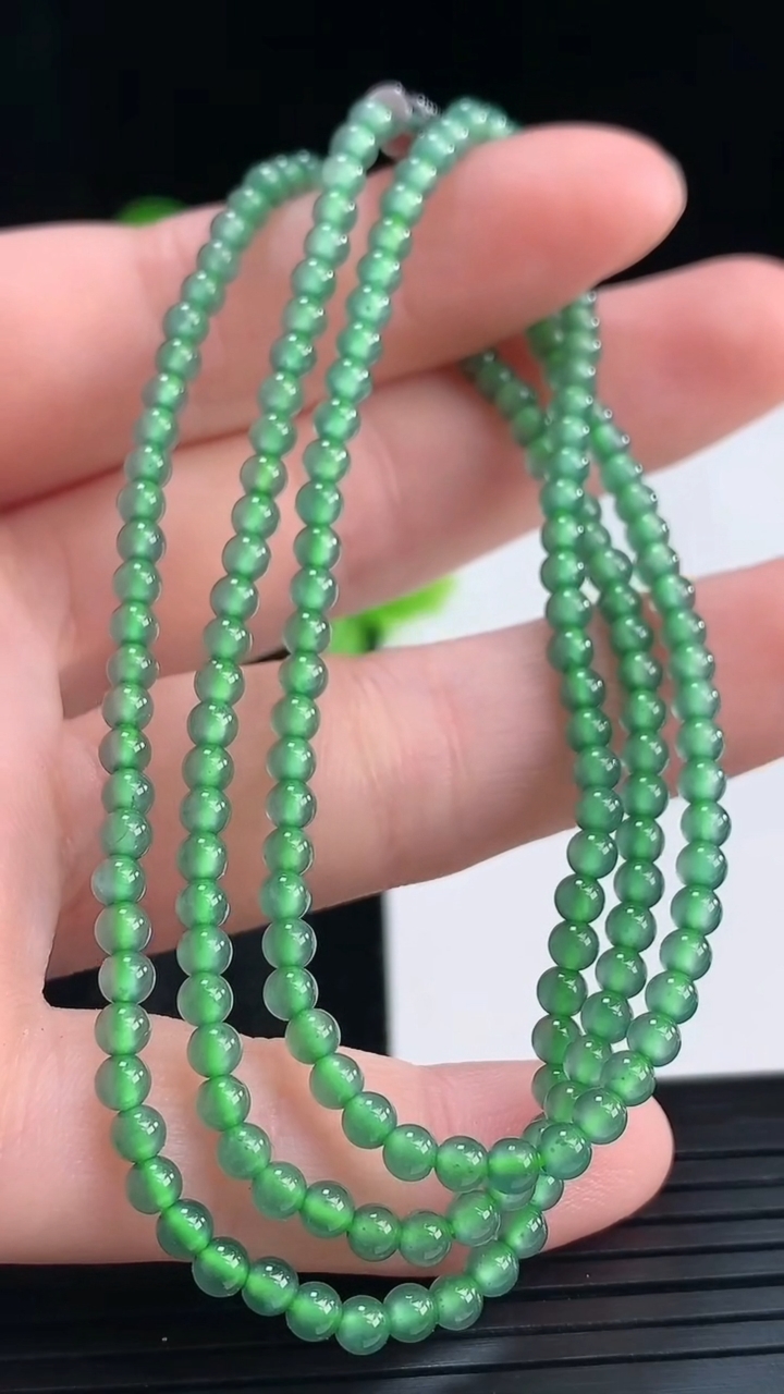 天然A货翡翠小米珠项链尺寸2.9重量:8.83g
4月16日