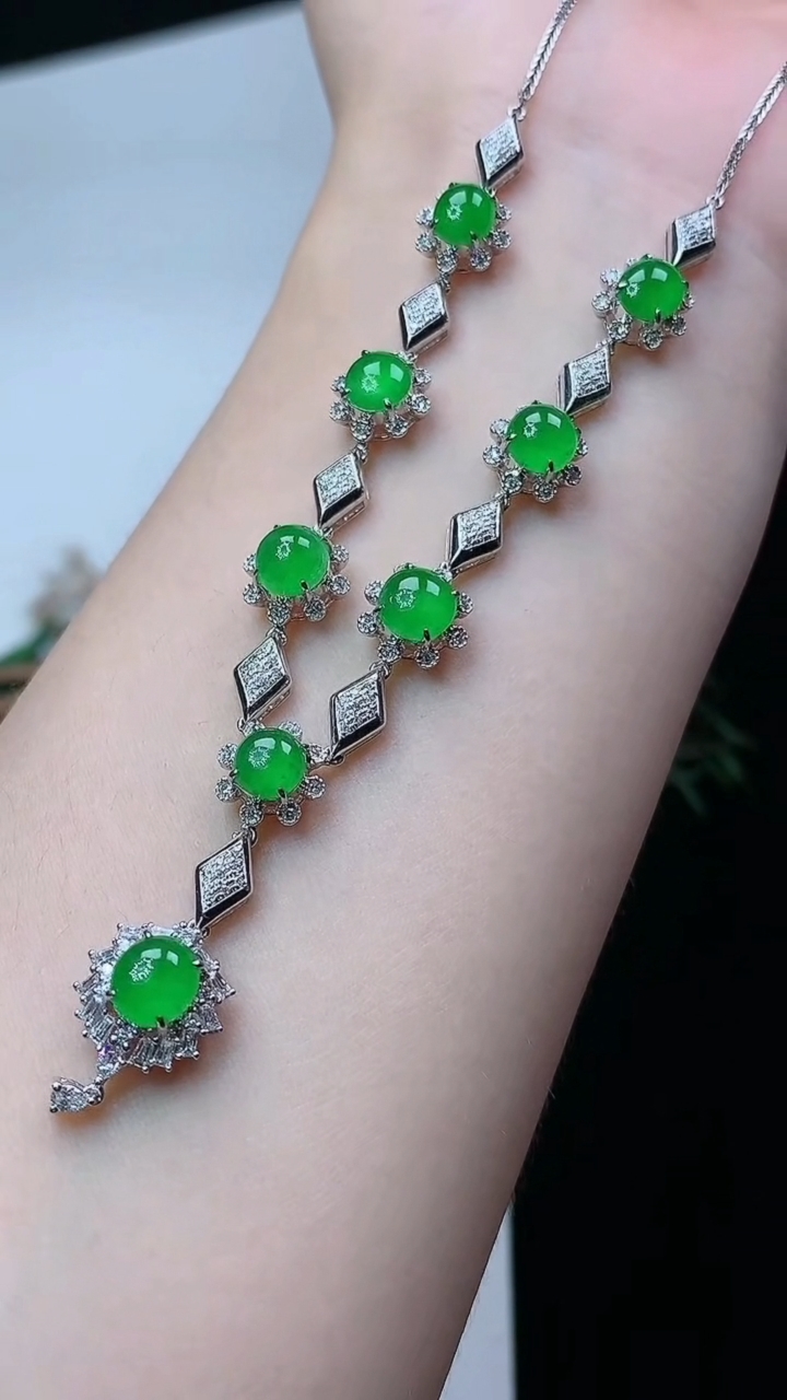 天然A货翡翠蛋面项链，尺寸6-5.5，重量:9.54g4月16日
工厂直销收藏佳品,种好水足，色泽均匀，有种有色，上手高大气！