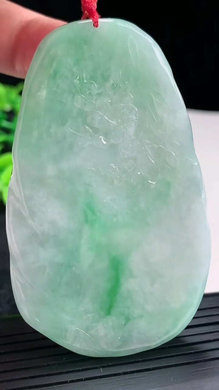 天然A货翡翠梅花鹿吊坠尺寸75-45.5-9.5重量:65.27g
4月16日