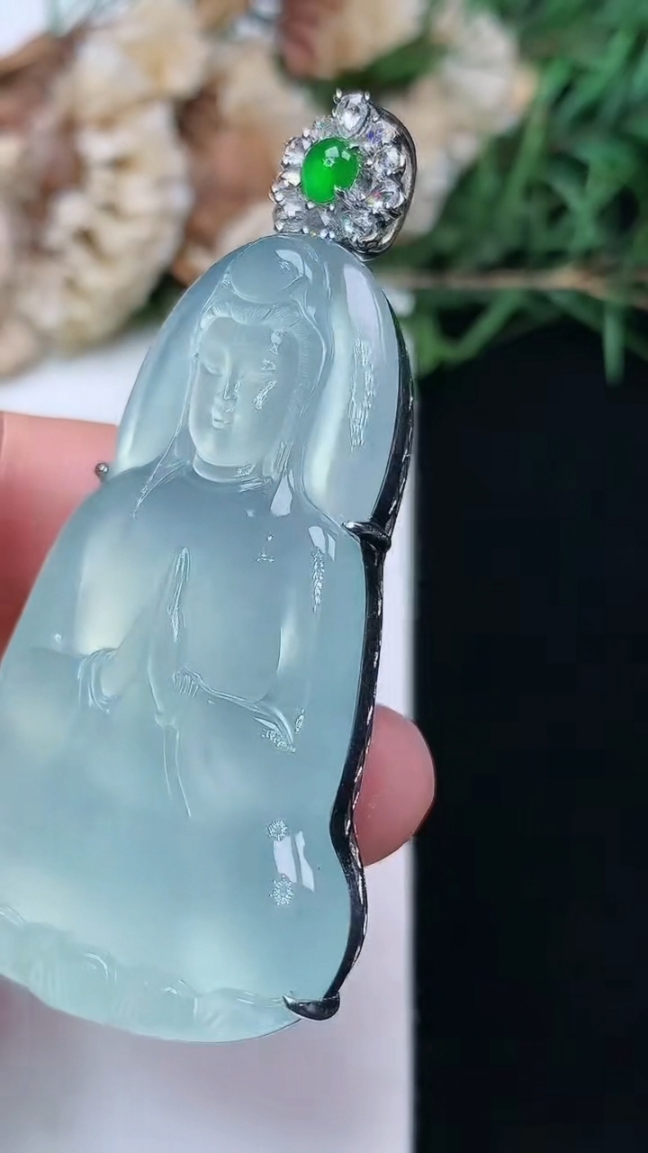 天然A货翡翠白冰素衣观音吊坠，尺寸46.6-30.4-9.9，重量:21.63g
4月16日