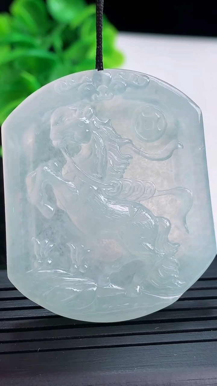 天然A货翡翠生肖马吊坠尺寸48.2-40.9-5.2重量:23.88g
4月16日