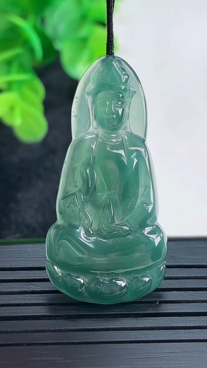 天然A货翡翠蓝水观音菩萨吊坠尺寸41.1-20.6-4重量:6.11g
4月16日