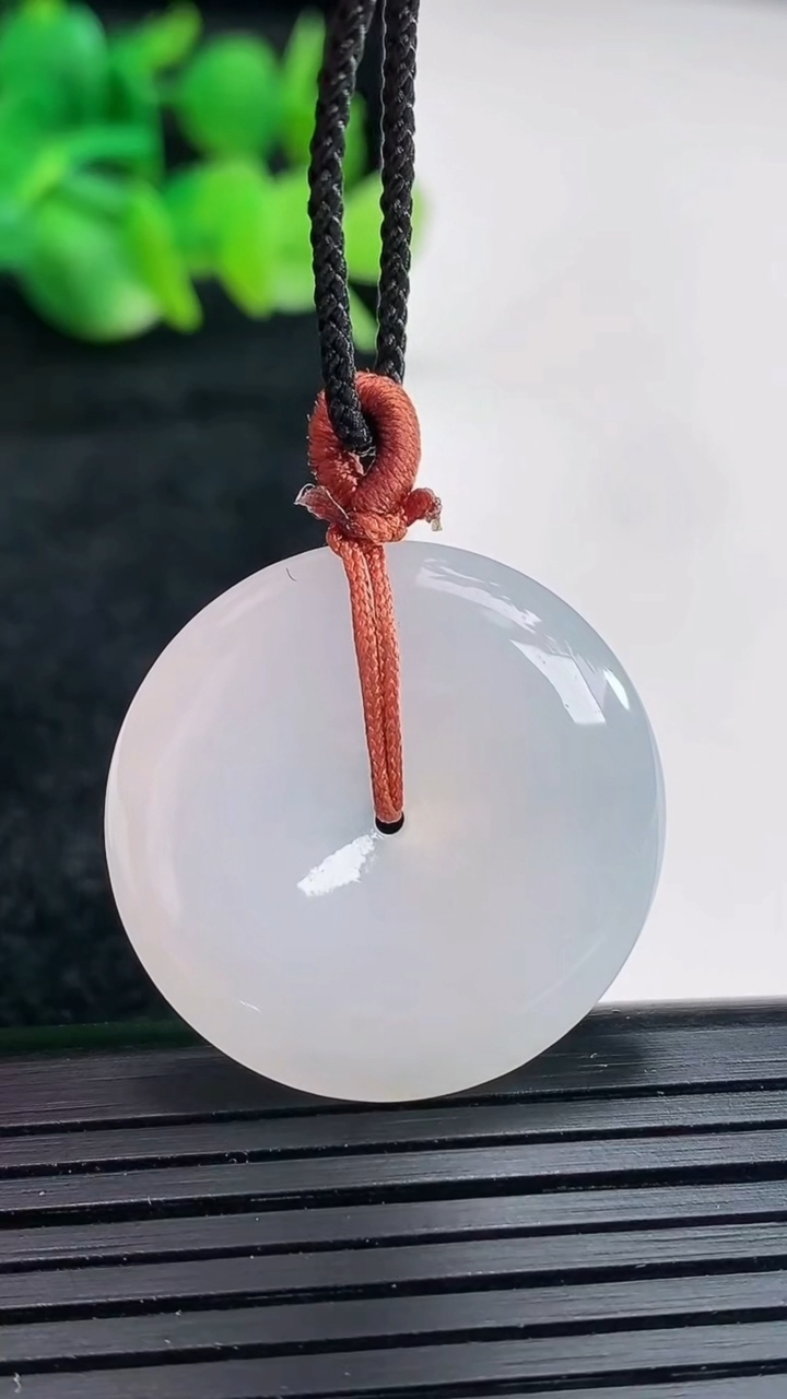 天然A货翡翠平安扣吊坠尺寸27.5-5.5重量:8.66g
4月16日