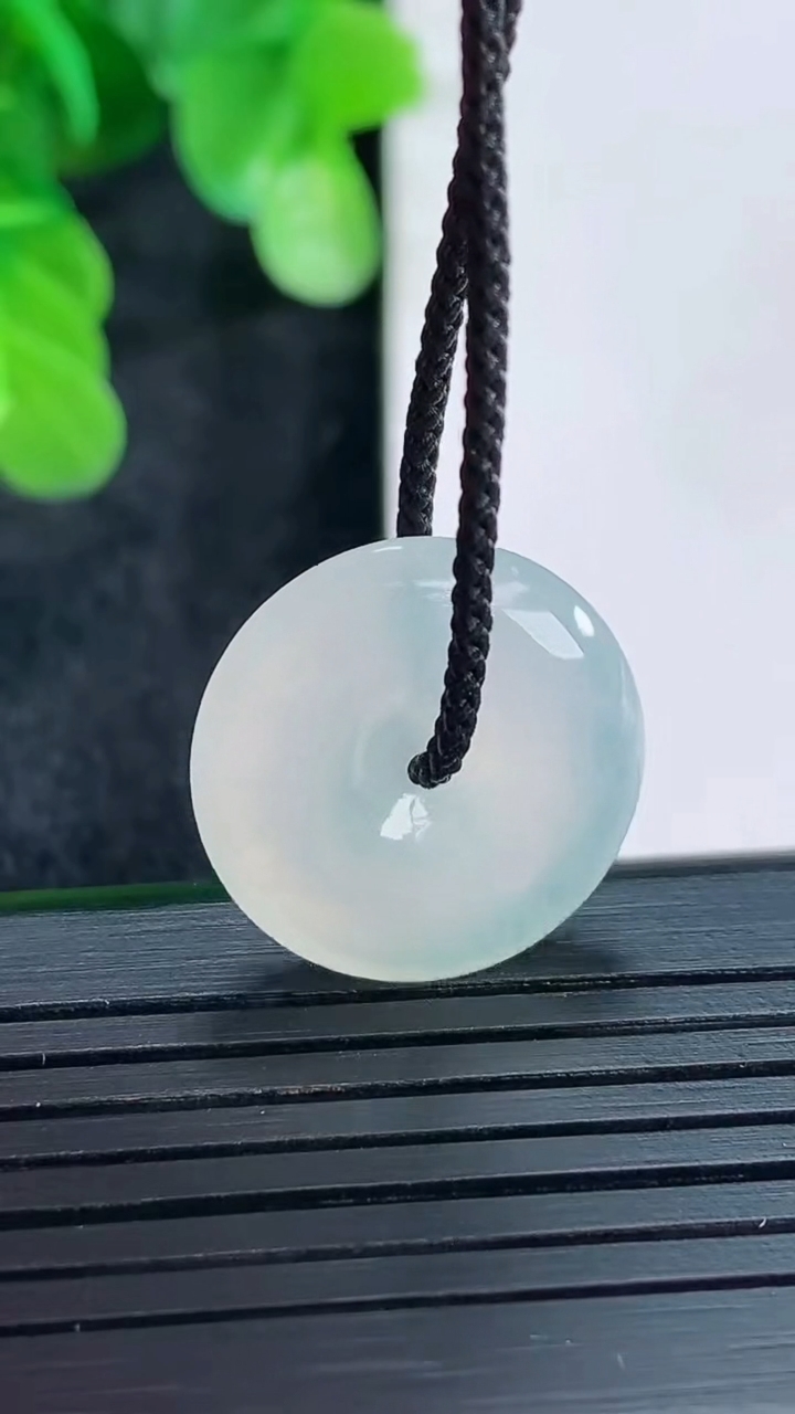 天然A货翡翠平安扣吊坠尺寸18.7-4.8重量:3.66g
4月16日