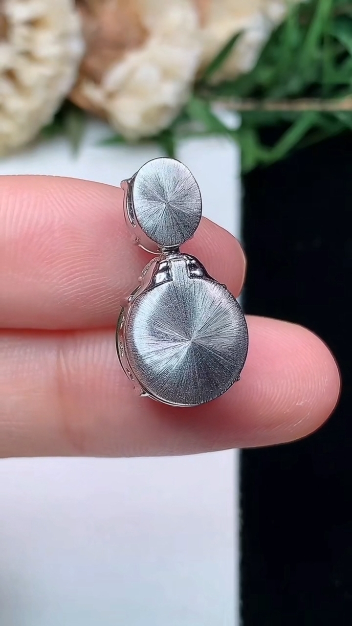 天然A货翡翠蛋面吊坠，尺寸20.4-10.6-10.4-8.8，重量:3.42g
4月16日