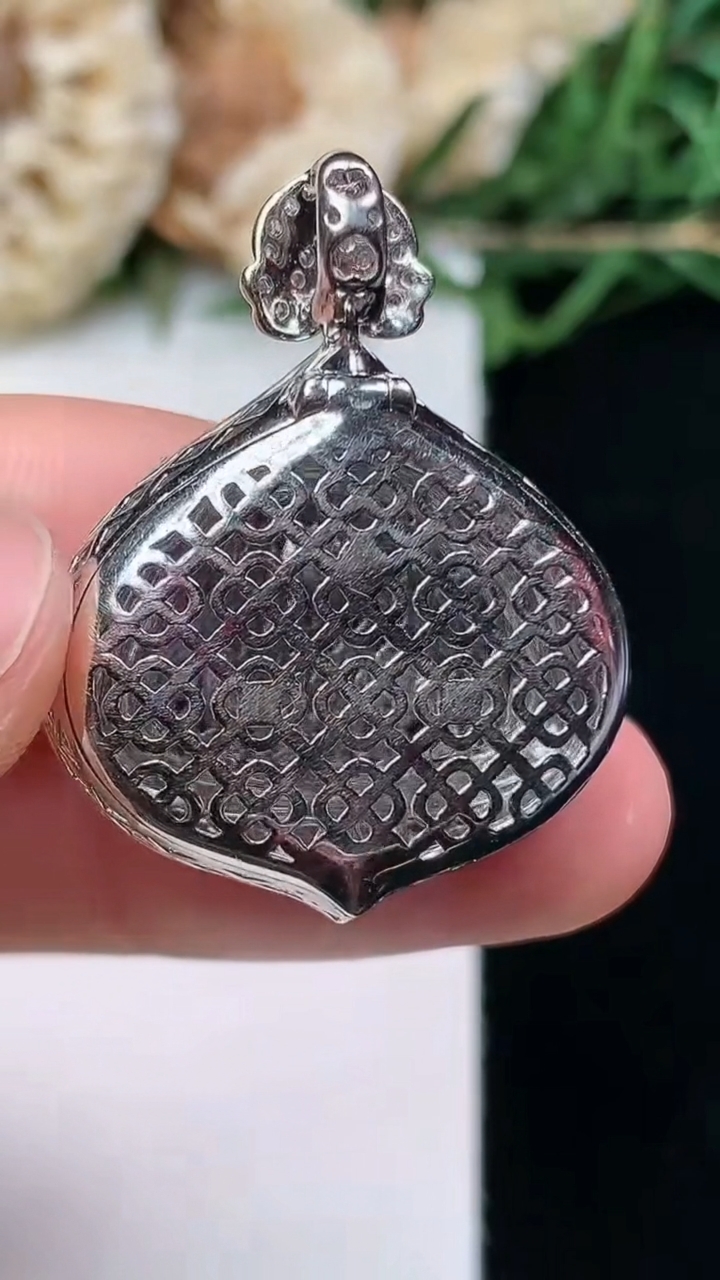 天然A货翡翠佛公吊坠，尺寸31.2-24.3-9.9，裸石15.4-21.6，重量:8.29g
4月16日