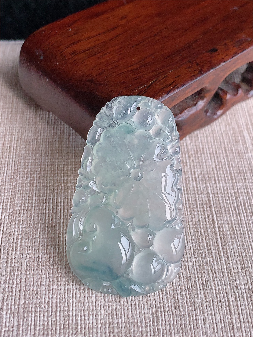 天然A货翡翠晴水荷叶和和美美吊坠 
尺寸43.8-25.6-4.2mm 重量7.77g 0415