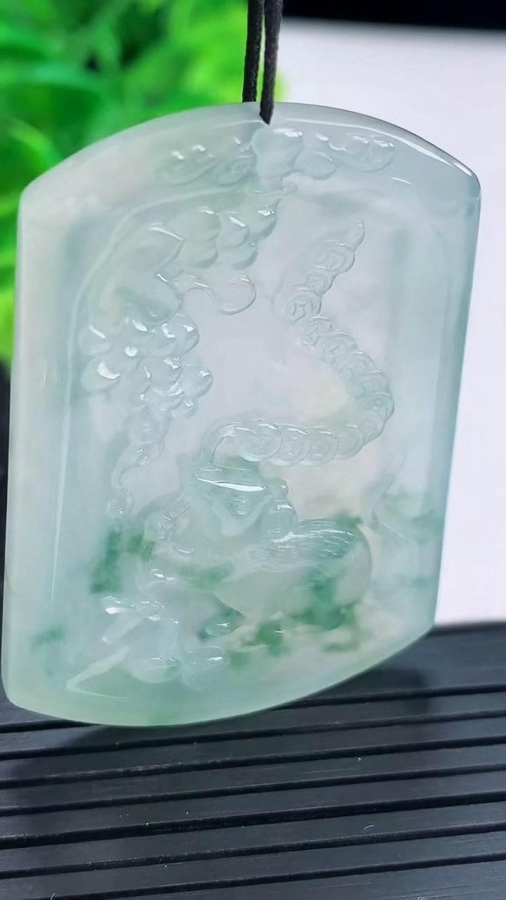 天然A货翡翠飘花生肖鼠吊坠尺寸48.9-34.6-4重量:17.81g
4月16日