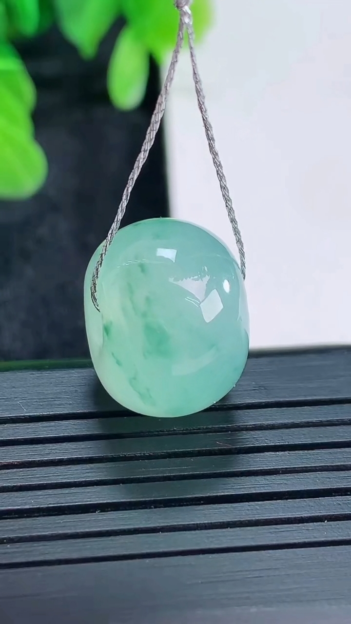 天然A货翡翠飘花路路通吊坠尺寸17.3-12.5重量:7.62g
4月16日