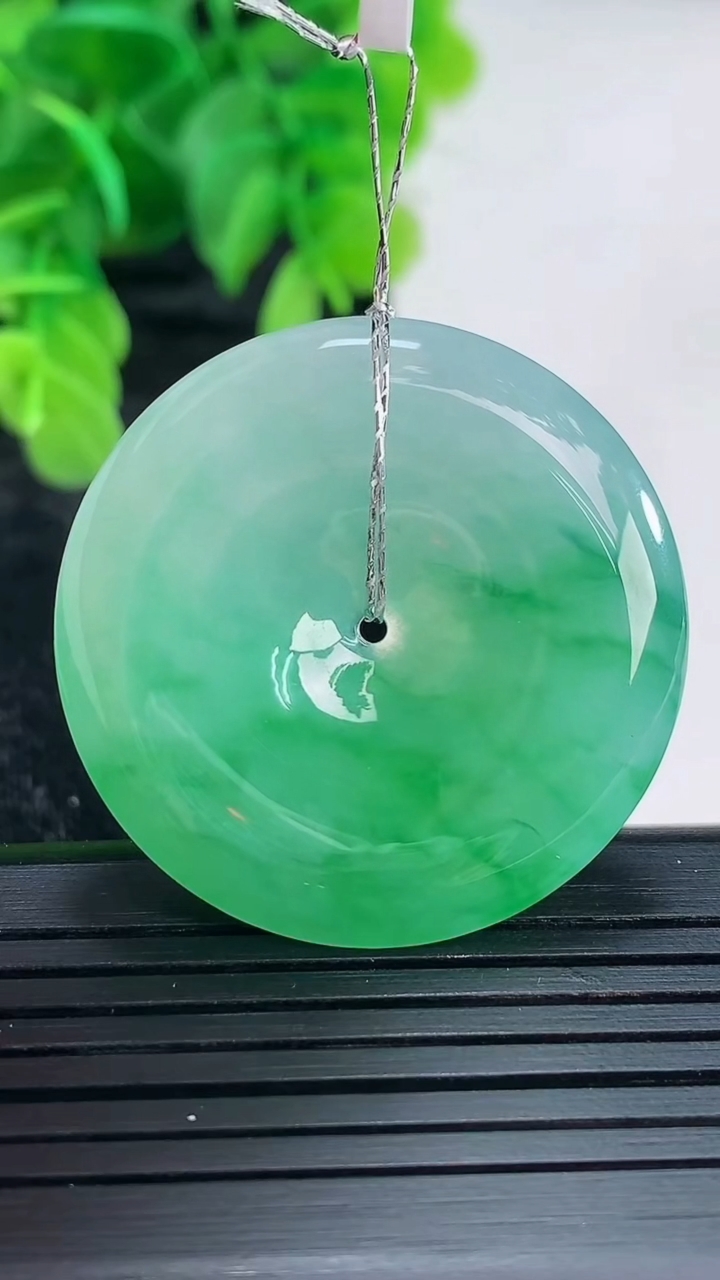 天然A货翡翠平安扣吊坠尺寸34.4-6.2重量:15.39g
4月16日