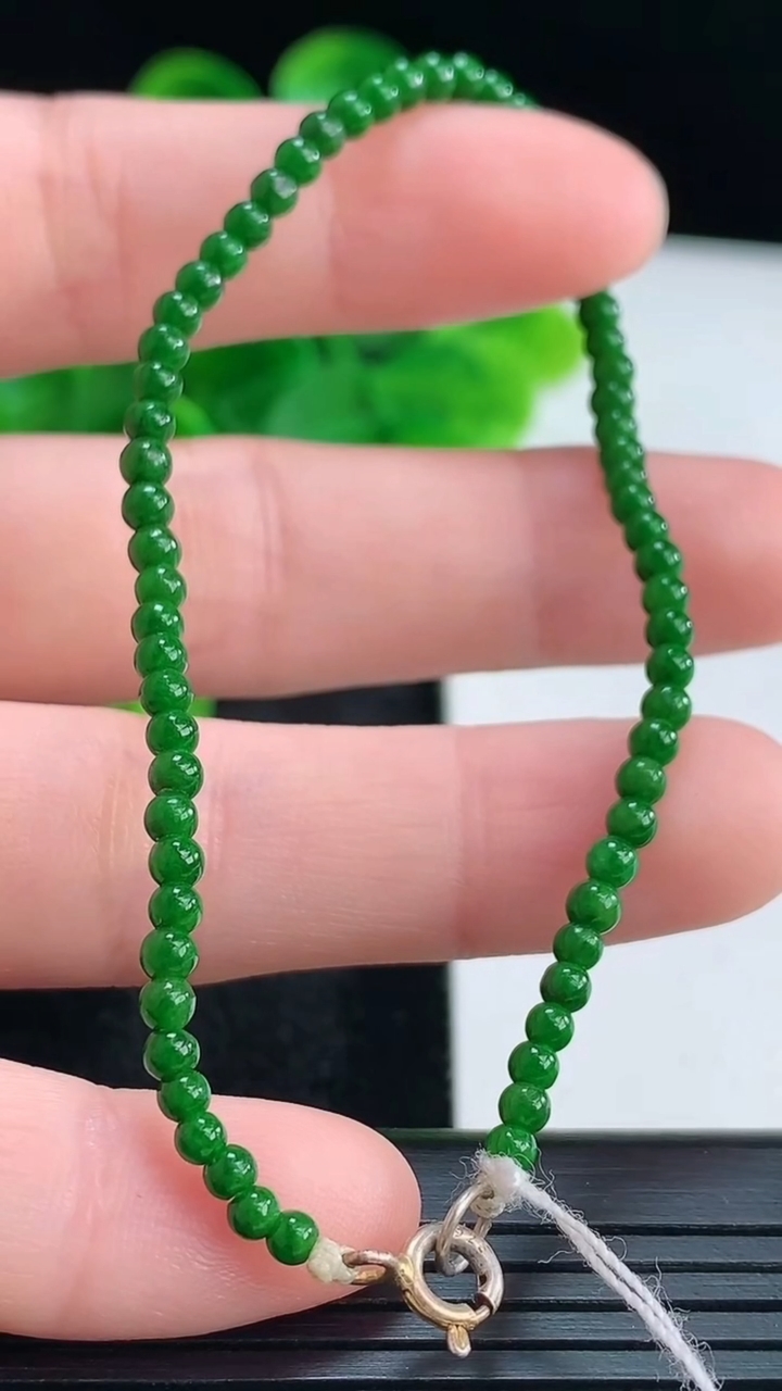 天然A货翡翠小米珠手串尺寸2.6重量:2.57g4月16日
工厂直销收藏佳品,种好水足，色泽均匀，有