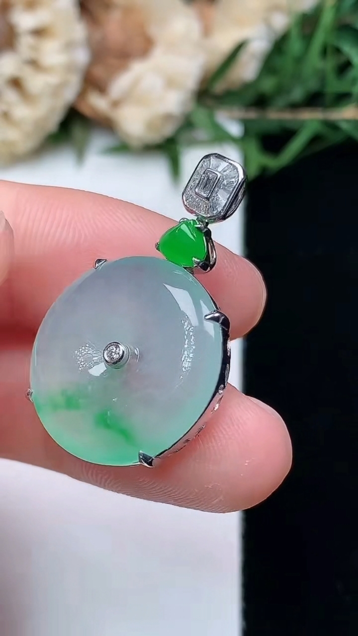 天然A货翡翠平安扣吊坠，尺寸18.4-5.5，重量:4.14g
4月16日