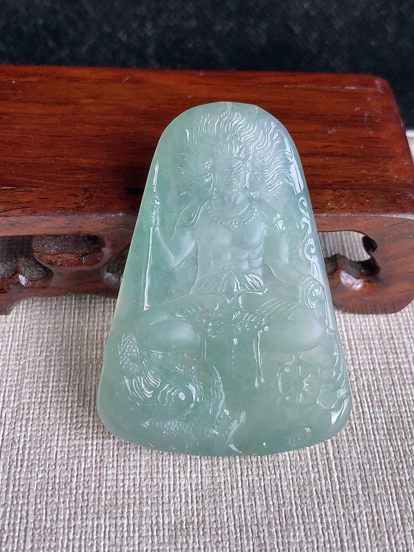 天然A货翡翠晴水不动明王吊坠 
尺寸54.5-38.8-5.6mm 重量23.20g 0415