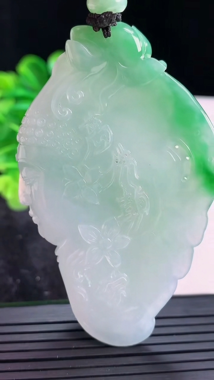 天然A货翡翠一念之间吊坠尺寸72.5-44.3-10.2重量:51.94g
4月16日