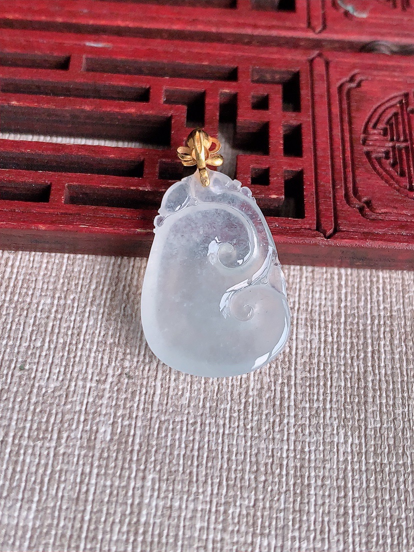 天然A货翡翠18K金扣头白冰白月光如意吊坠 
尺寸31.8-25-14.5-4.6mm 重量3.64