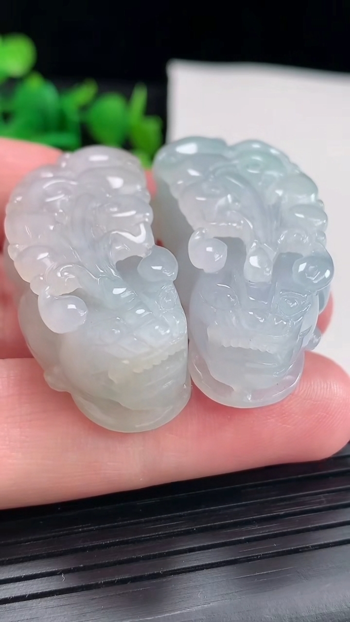 天然A货翡翠貔貅吊坠一对尺寸40.5-20-15重量:53.48g
4月16日