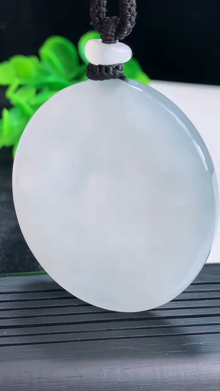 天然A货翡翠飘花观音菩萨吊坠尺寸50.3-45.7-8.3重量:49.04g
4月16日