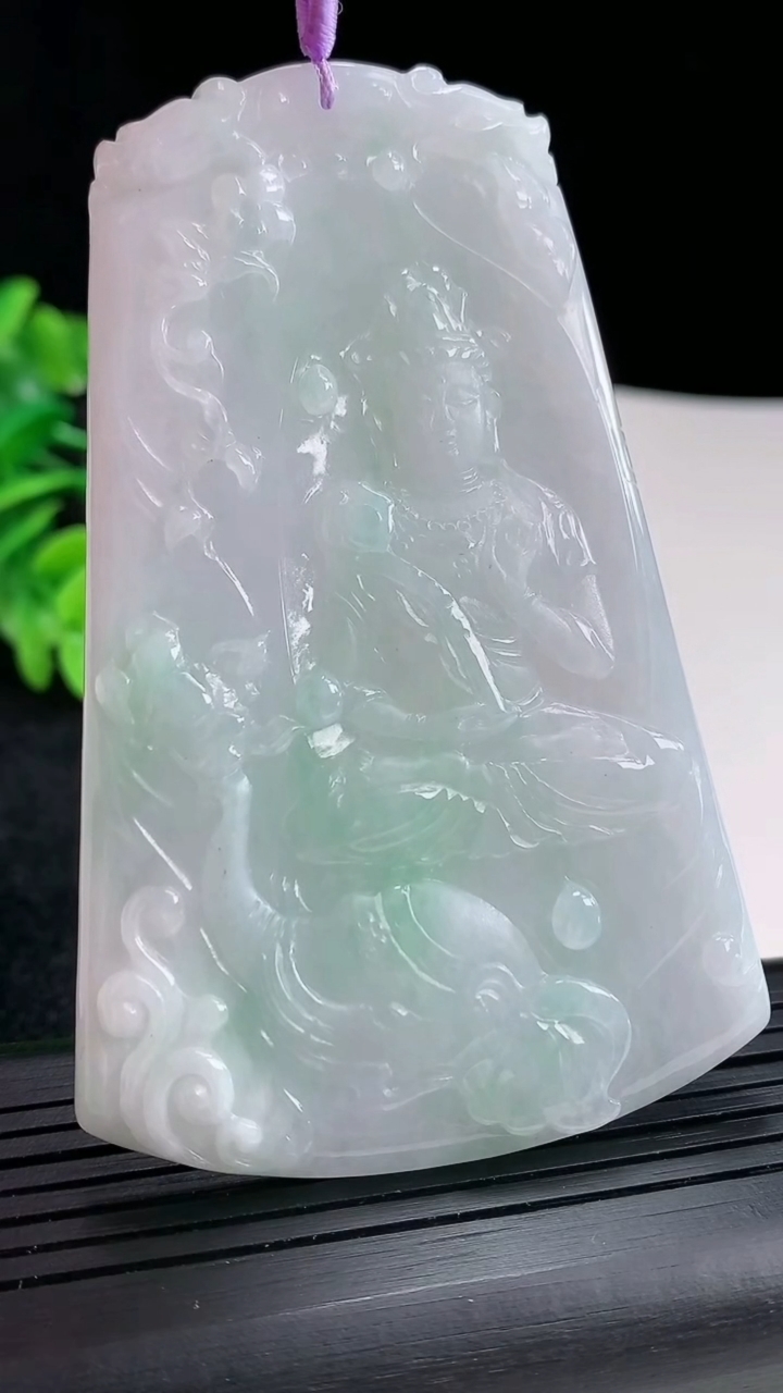 天然A货翡翠普贤菩萨吊坠尺寸82-52-4.2重量:46.29g
4月16日