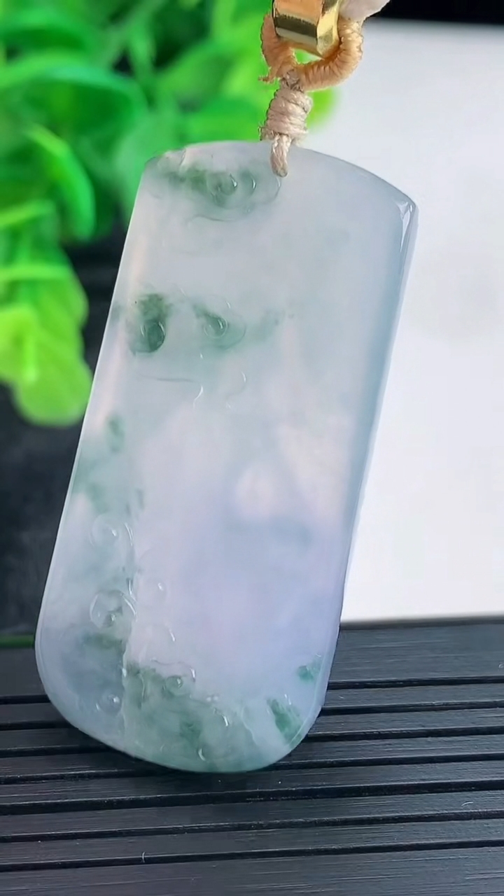 天然A货翡翠紫罗兰飘花文殊菩萨吊坠尺寸44.7-21.2-8.7重量:20.74g
4月16日