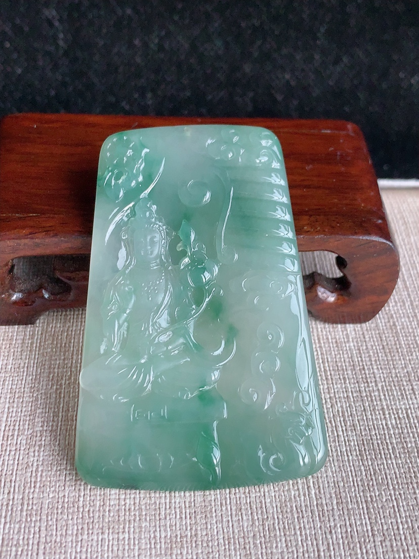 天然A货翡翠飘花大势至菩萨吊坠 
尺寸65.8-42.8-5mm 重量36.78g 0415